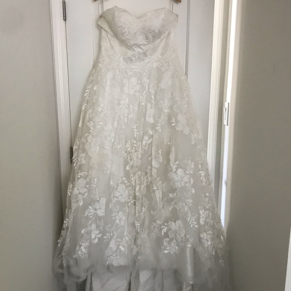 Sweet heart A-Line wedding gown (FLOOR SAMPLE)